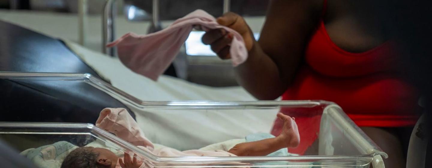 Un bébé est soigné dans un centre de santé à Port-au-Prince, en Haïti.
