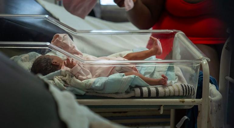 Un bébé est soigné dans un centre de santé à Port-au-Prince, en Haïti.