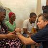 Le coordinateur des secours de l'ONU, Tom Fletcher, rencontre une famille à Port-au-Prince, en Haïti (photo d'archive).