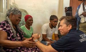 El coordinador de ayuda humanitaria de la ONU, Tom Fletcher, se reúne con una familia en Puerto Príncipe, Haití.