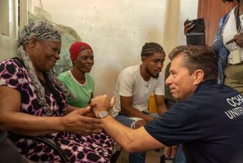 Le coordinateur des secours de l'ONU, Tom Fletcher, rencontre une famille à Port-au-Prince, en Haïti (photo d'archive). Le coordinateur des secours de l'ONU, Tom Fletcher, rencontre une famille à Port-au-Prince, en Haïti (photo d'archive).