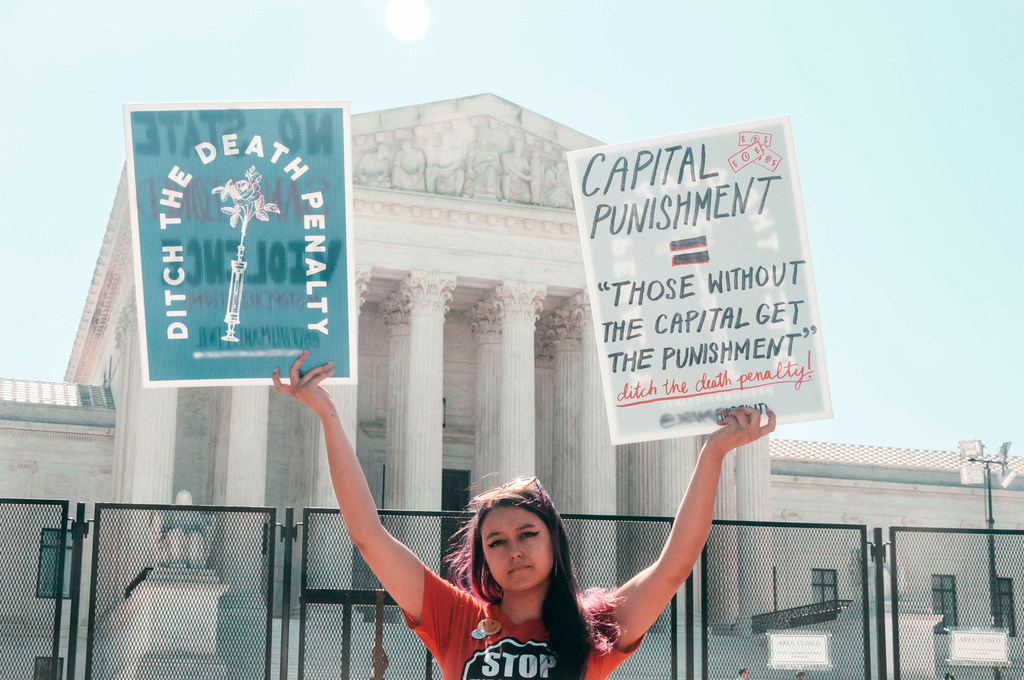 Une militante tient des pancartes contre la peine de mort devant le bâtiment de la Cour suprême des États-Unis à Washington.