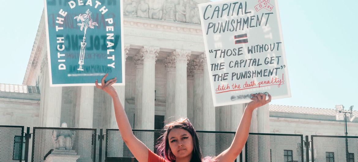 Активистка на акции протеста против смертной казни рядом со зданием Верховного Суда США в Вашингтоне.