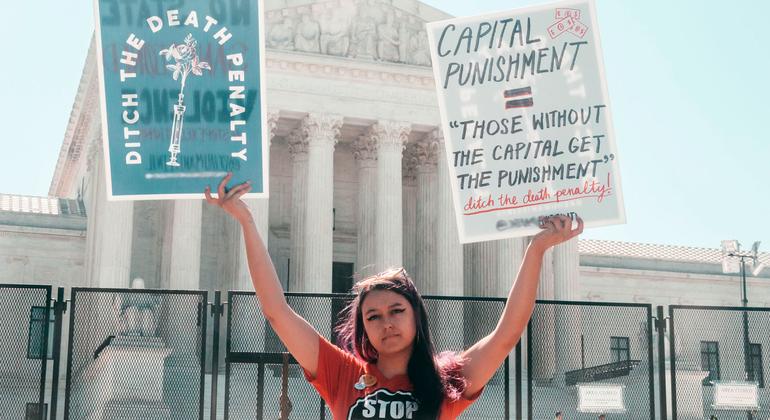 Un activista sostiene carteles contra la pena de muerte ante el edificio del Tribunal Supremo de EE.UU. en Washington, D.C. En una de las pancartas se lee: Pena capital: Los que no tienen capital son los únicos penados.