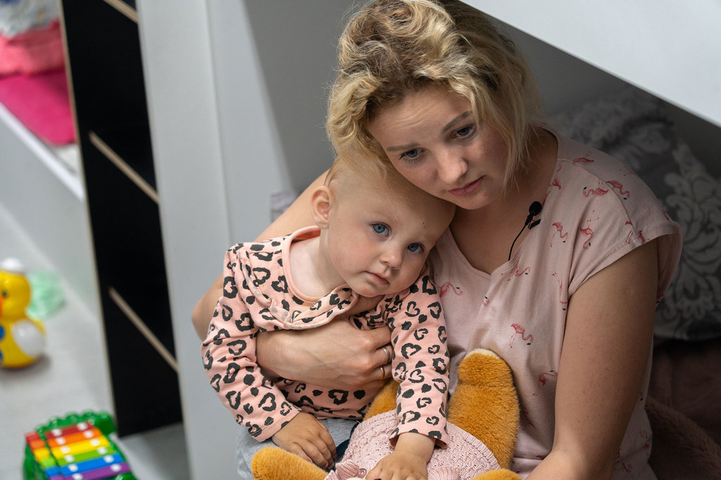 Una madre y su hijo viven en un centro de refugiados en Lviv después de verse obligados a huir de la violencia en Zaporizhska, Ucrania.