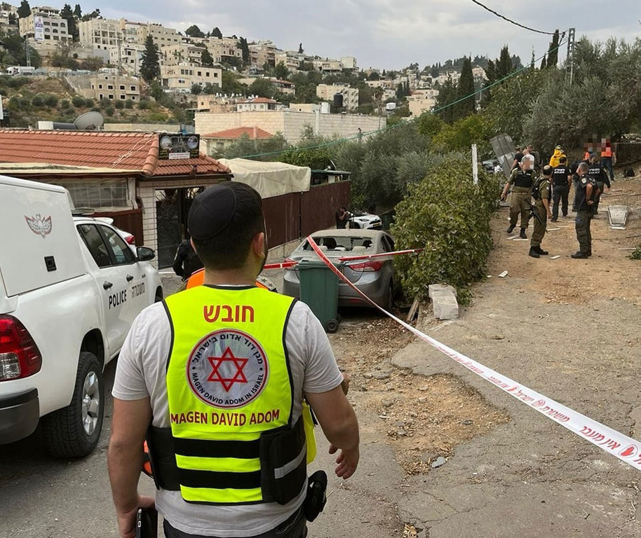 En Israël, des secouristes sont appelés pour venir en aide à un garçon de 10 ans touché par un éclat d'obus.