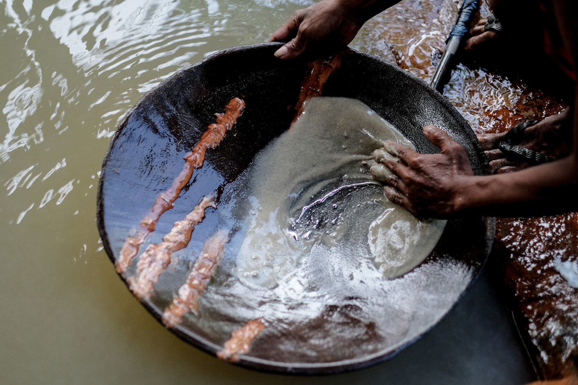 Aux Philippines, le mercure est extrait à la main.