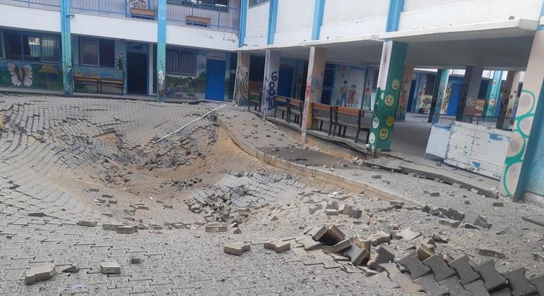 UNRWA द्वारा संचालित एक स्कूल में 225 विस्थापित लोगों ने शरण ली हुई है, जोकि हमलों में सीधे तौर पर क्षतिग्रस्त हुई है.
