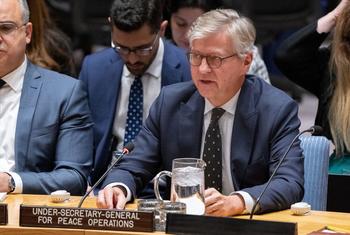 قیام امن کی کارروائیوں کے لیے اقوام متحدہ کے انڈر سیکرٹری جنرل جین پیئر لاکوا سلامتی کونسل کے ارکان سے خطاب کر رہے ہیں (فائل فوٹو)۔