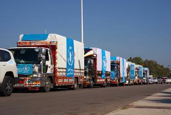 اصطفت قافلة من شاحنات برنامج الأغذية العالمي (WFP) UNICEF على طريق في صور، لبنان، في 5 أكتوبر 2023، في مهمة إغاثة إنسانية.