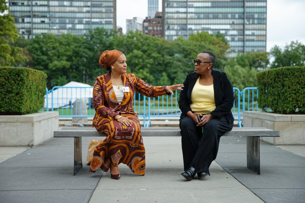 Muasisi na Mwenyekiti wa Taasisi ya Zanzibar Maisha Bora Foundation, Mariam Mwinyi (kushoto) akizungumza na Assumpta Massoi wa Idhaa ya Umoja wa Mataifa kwenye makao makuu ya UN jijini New York, Marekani.