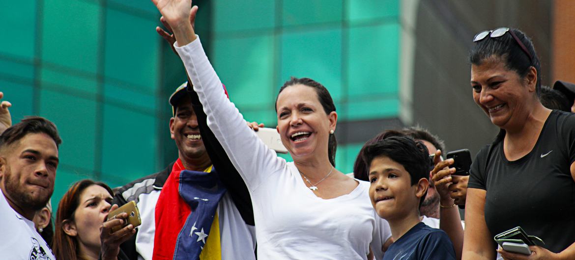 María Corina Machado (centro) participa en una manifestación en Caracas en 2019.