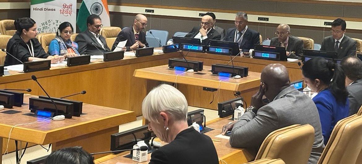 न्यूयॉर्क में UN मुख्यालय में हिंदी दिवस के अवसर पर आयोजित एक औपचारिक बैठक, जिसमें पृष्ठभूमि में भारतीय ध्वज और 'हिंदी दिवस' का बैनर दिखाई दे रहा है।