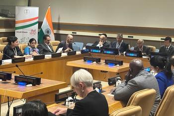 न्यूयॉर्क में UN मुख्यालय में हिंदी दिवस के अवसर पर आयोजित एक औपचारिक बैठक, जिसमें पृष्ठभूमि में भारतीय ध्वज और 'हिंदी दिवस' का बैनर दिखाई दे रहा है।