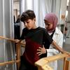 طفل فلسطيني يتلقى مساعدة في العلاج الطبيعي من أحد العاملين في مجال الرعاية الصحية في المستشفى.