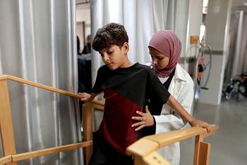 الطفل الفلسطيني محمد المصري المصاب بمتلازمة غيلان باريه، يتلقى تأهيلا طبيا في مستشفى الأمل التابع للهلال الأحمر الفلسطيني في خان يونس، قطاع غزة.