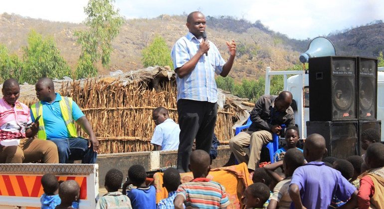 Maxwell Matewere akizungumza na jamii nchini malawi kuhusu madhara ya usafirishaji haramu wa binadamu.