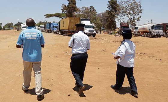 Maxwell Matewere (à gauche), expert en prévention de la criminalité auprès de l'Office des Nations Unies contre la drogue et le crime (ONUDC), est accompagné de deux fonctionnaires alors qu'il enquête sur la traite des êtres humains au Malawi.