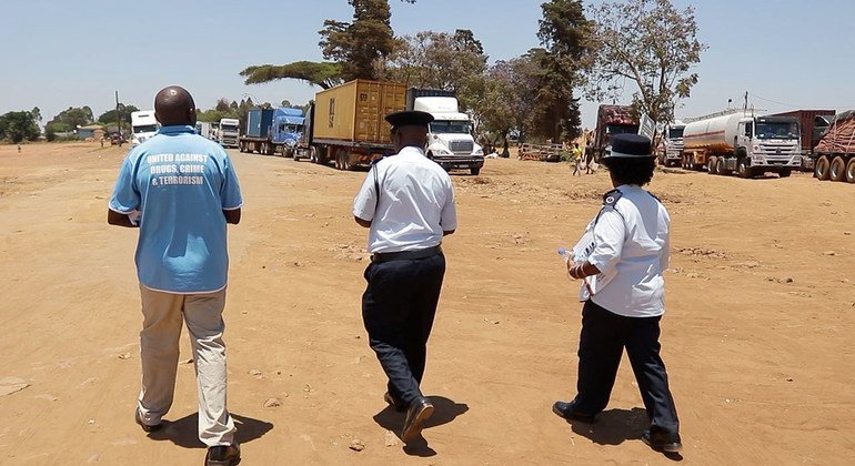 Maxwell Matewere (à gauche), expert en prévention de la criminalité auprès de l'Office des Nations Unies contre la drogue et le crime (ONUDC), est accompagné de deux fonctionnaires alors qu'il enquête sur la traite des êtres humains au Malawi.