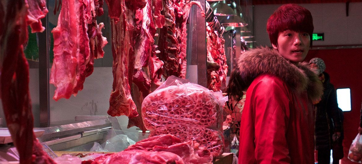 Un stand de viande dans un marché à Beijing, en Chine.