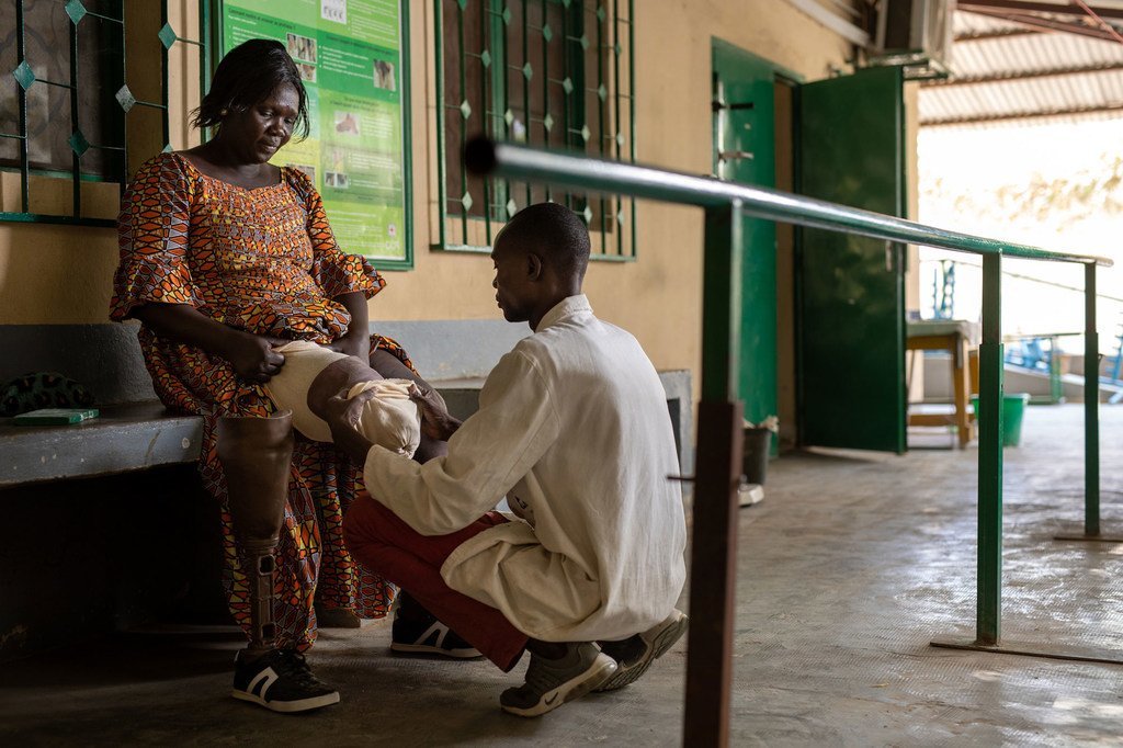 A 33-year old landmine survivor tries on a new prosthesis at the fitting and rehabilitation centre in Kabalaye, Chad. (file)