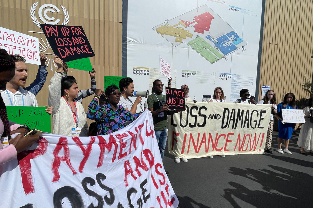 Jóvenes activistas protestan exigiendo a los dirigentes políticos que aborden la responsabilidad de los daños causados por el cambio climático.
