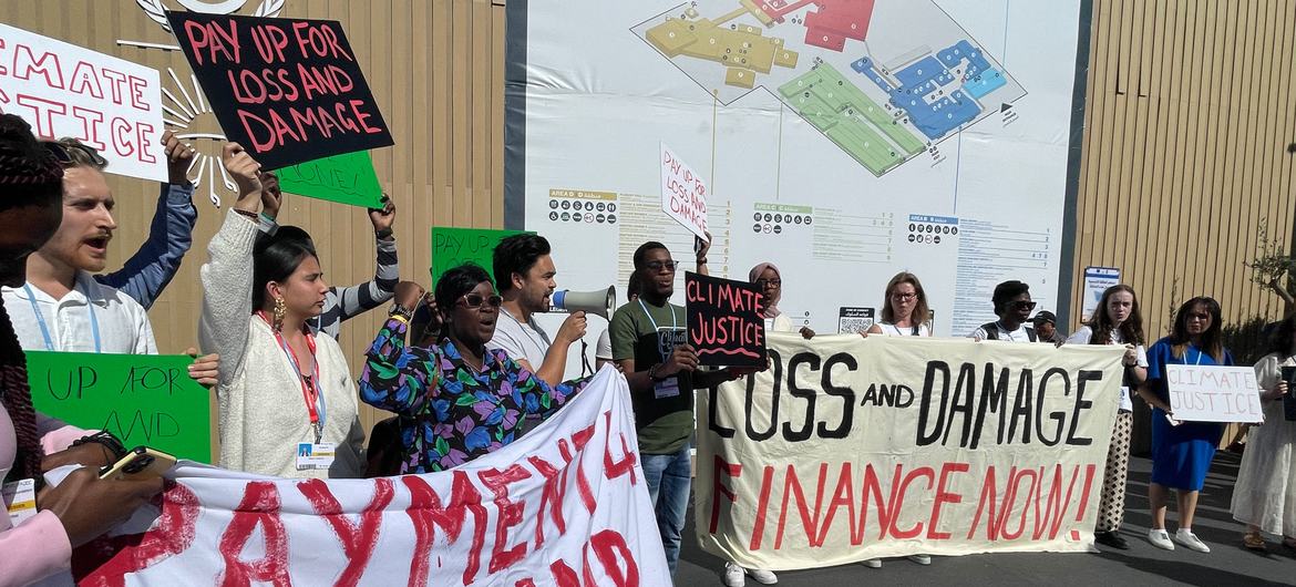 कॉप27 सम्मेलन के दौरान युवा जलवायु कार्यकर्ताओं ने हानि व क्षति के मुद्दे पर अपनी आवाज़ बुलन्द की.