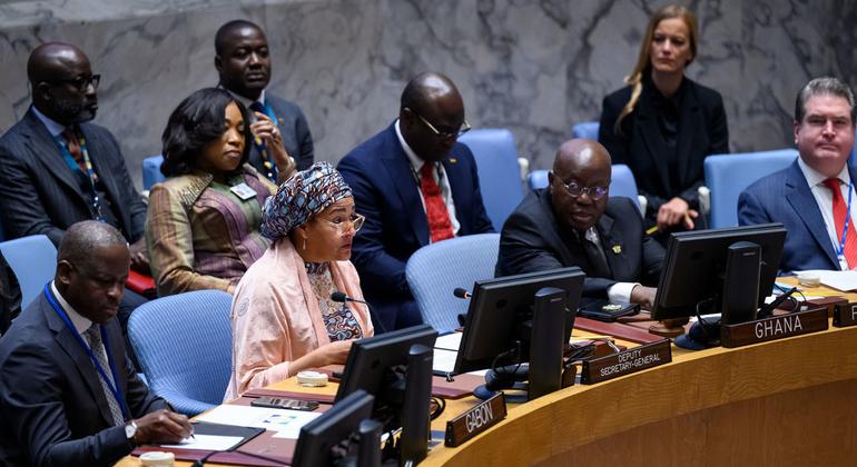 نائبة الأمين العام، السيدة أمينة محمد وإلى يسارها الرئيس الغاني، نانا أكوفو أدو خلال جلسة لمجلس الأمن حول مكافحة الإرهاب في أفريقيا.