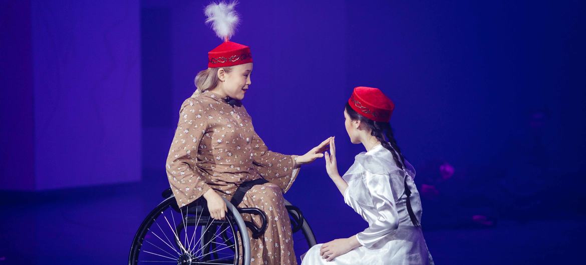 В центре повествования – история Лейлы, девушки, прикованной к инвалидной коляске. 