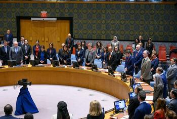 संयुक्त राष्ट्र सुरक्षा परिषद के सदस्यों ने, इसराइल और फ़लस्तीन के बीच युद्ध से प्रभावित लोगों के सम्मान में, खड़े होकर मौन रखा. (10 नवम्बर 2023)