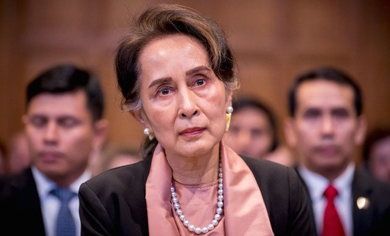 آنگ سان سوچی ہیگ میں بین الاقوامی عدالتِ انصاف میں سماعت کے دوران بیٹھی ہیں۔