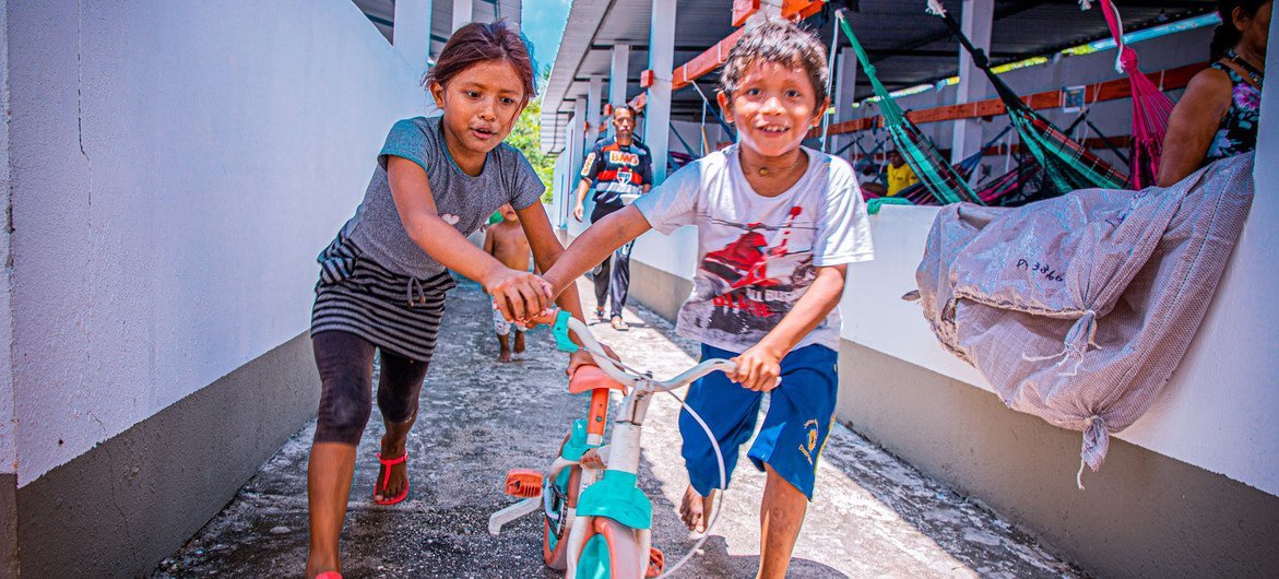 Crianças refugiadas venezuelanas brincam em um abrigo em Manaus, Brasil.