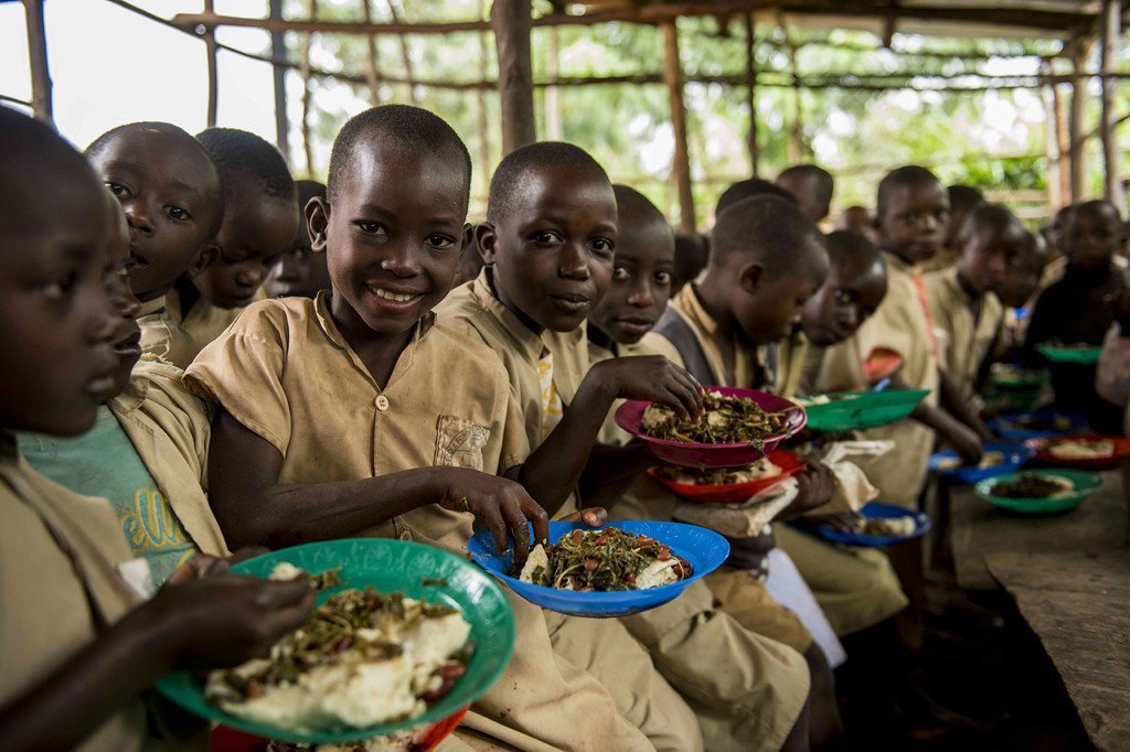 孩子们在布隆迪一所小学吃午饭。