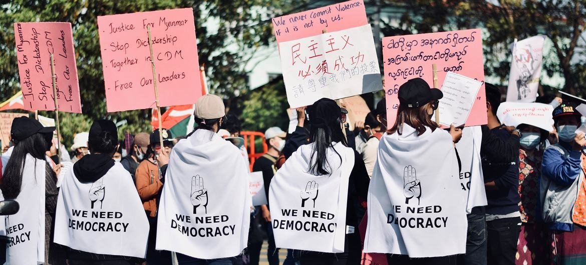 شابات يشاركن في مظاهرة مؤيدة للديمقراطية في ميانمار.
