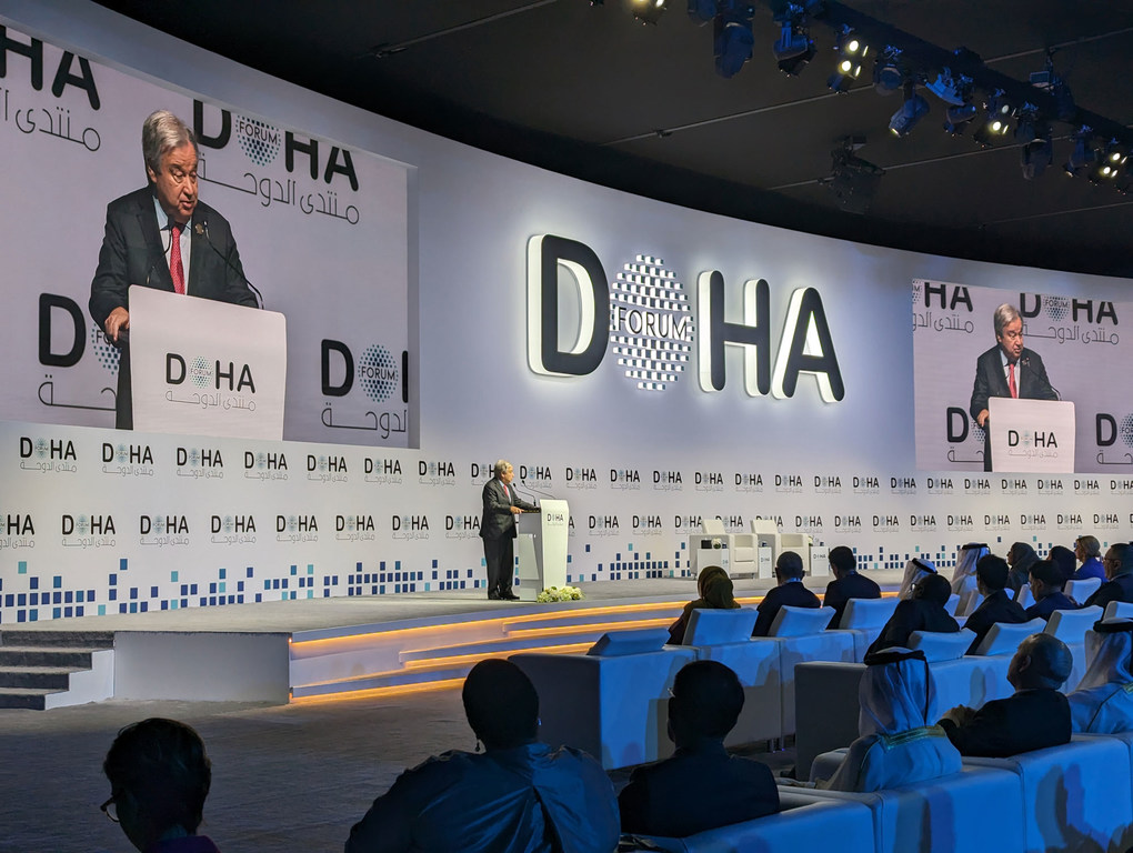 Katibu Mkuu UN António Guterres akitoa hotuba jukwaani wakati wa sherehe ya ufunguzi wa Jukwaa la Doha 2023 nchini Qatar.