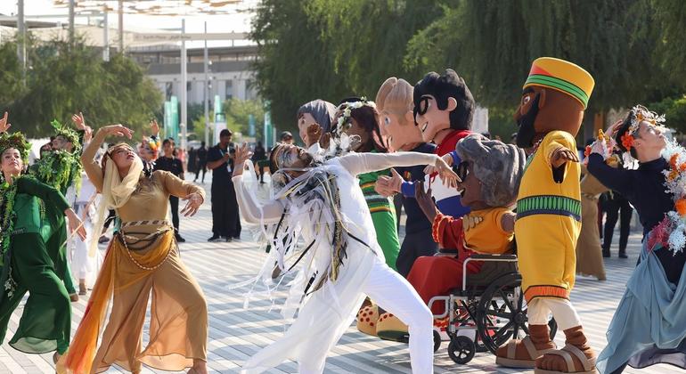 کاپ28 کانفرنس کے شرکاء گرین زون میں روایتی رقص کا مظاہرہ کر رہے ہیں۔