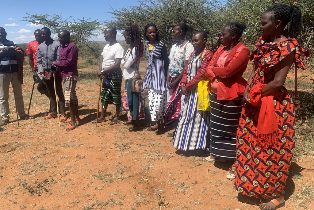 Vijana wafugaji  wa Kimasai kutoka Laikipia wakiwa na wahamasishaji wa haki za kibinadamu nchini Kenya.