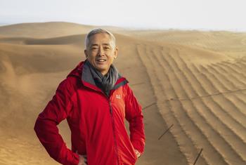 中国科学家卢琦在中国内蒙古成功控制荒漠化。