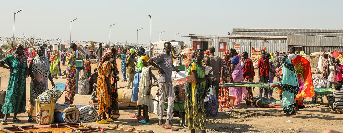 Des personnes déplacées se tiennent au centre de transit du HCR à Renk, au Soudan du Sud, dans le cadre de la réponse à la crise soudanaise.