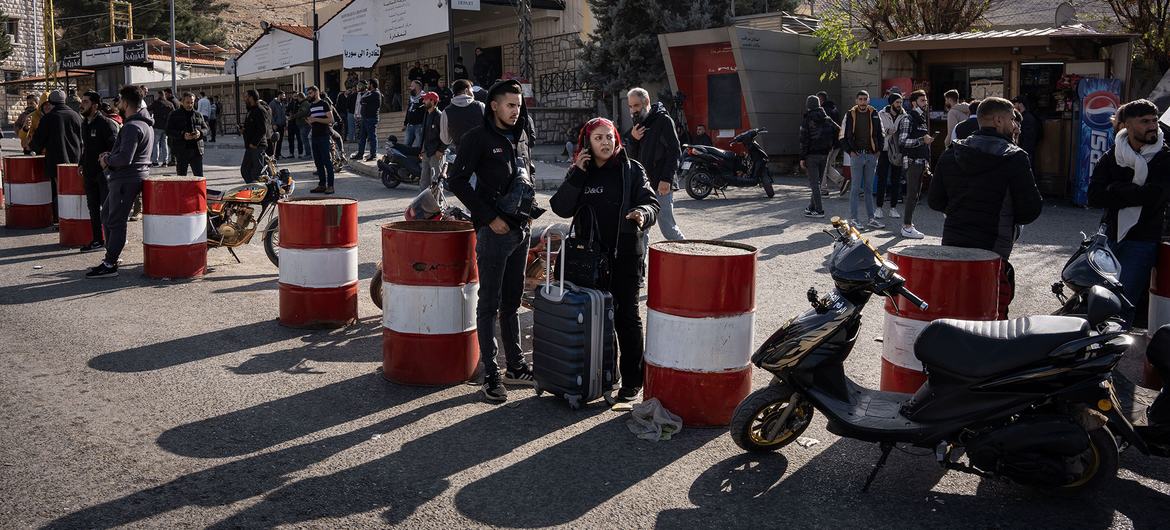 Некоторые сирийцы возвращаются домой из Ливана.