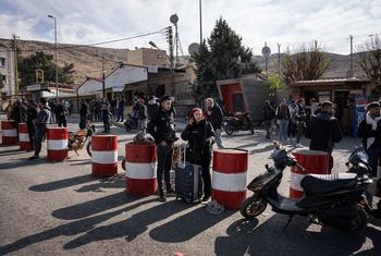 Некоторые сирийцы возвращаются домой из Ливана.