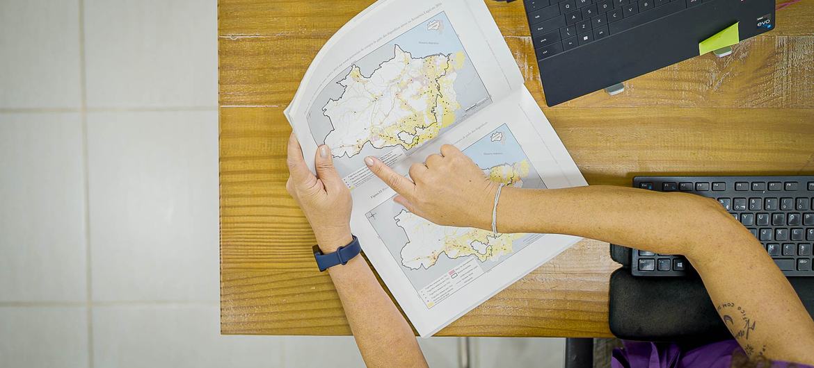 Ritaumaria Pereira no escritório do Imazon em Belém, Brasil