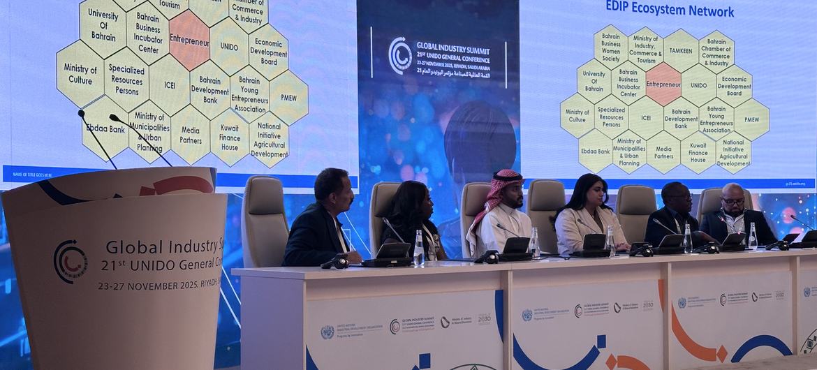 الدكتور هاشم حسين، رئيس مكتب ترويج الاستثمار والتكنولوجيا التابع لمنظمة اليونيدو في البحرين (أقصى اليسار)، أثناء إدارة حلقة نقاش لرواد الأعمال الشباب في المؤتمر العام الـ 21 لليونيدو في الرياض، المملكة العربية السعودية.