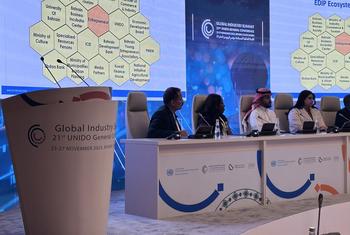 الدكتور هاشم حسين، رئيس مكتب ترويج الاستثمار والتكنولوجيا التابع لمنظمة اليونيدو في البحرين (أقصى اليسار)، أثناء إدارة حلقة نقاش لرواد الأعمال الشباب في المؤتمر العام الـ 21 لليونيدو في الرياض، المملكة العربية السعودية.