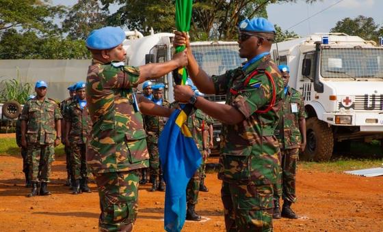 Kamanda Kikosi cha msaada wa haraka TanzQRF, Luteni Kanali David Nkungu (Kulia), akipokea bendera ya Tanzania kutoka kwa Kaimu kamanda kikosi cha msaada wa haraka TanzQRF, Meja Rafaeli Ngombale aliyemaliza muda wake kama ishara ya kukabidhiwa majukumu ra…