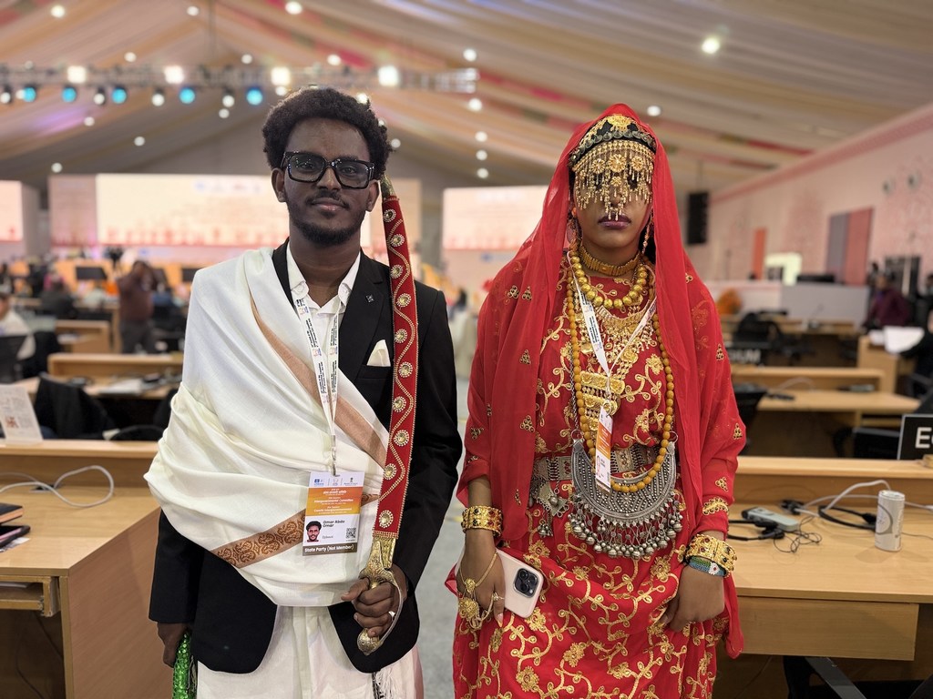 पारंपरिक जिबूती पोशाक में दो व्यक्ति UNESCO अमूर्त सांस्कृतिक विरासत बैठक में क़िब्ना अरोबी का प्रतिनिधित्व करते हैं।