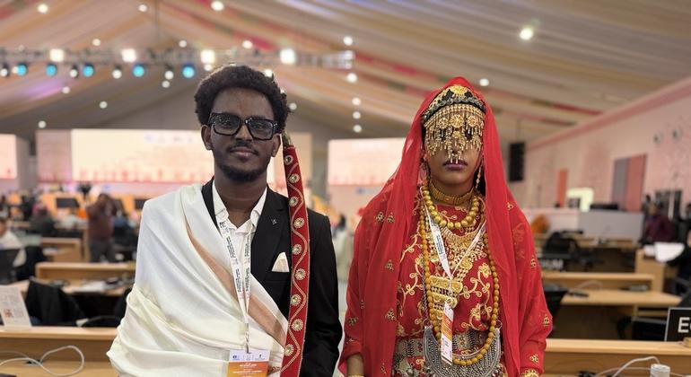 जिबूती के प्रतिनिधि अपनी प्रिय लोक परम्परा क़िबना अरोबी का प्रदर्शन करते हुए.