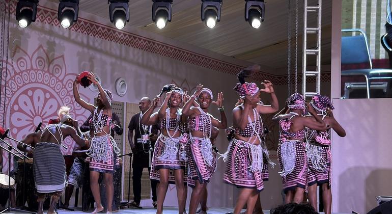 केन्या के म्वाज़िन्दिका आध्यात्मिक नर्तक, अमूर्त साँस्कृतिक विरासत सूची में शामिल होने का जश्न मनाते हुए.