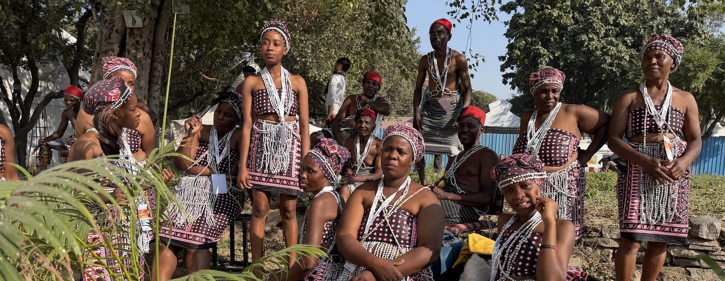 केन्या के ‘म्वाज़िन्दिका’ आध्यात्मिक नृत्य दल के सदस्य, नई दिल्ली के लाल किला परिसर में.