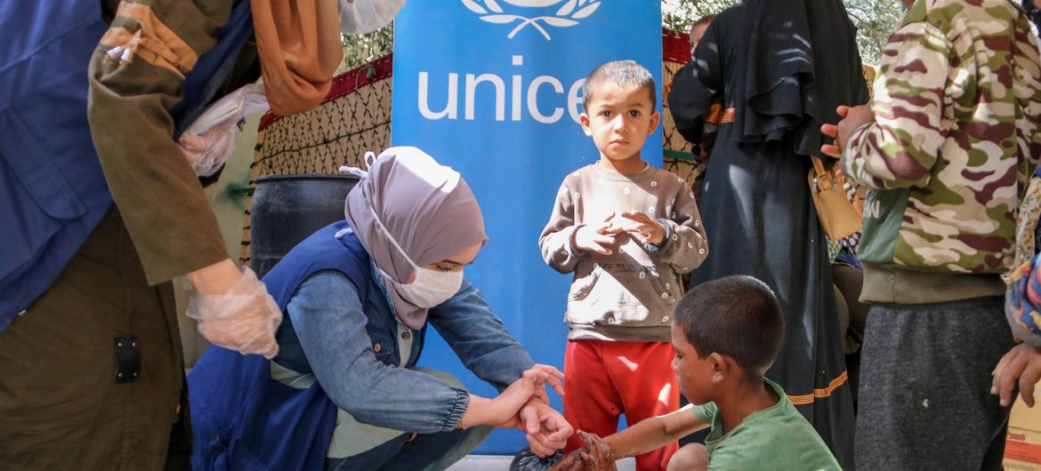 تعلم عامر  كيفية غسل يديه جيدا من فريق الصحة والتغذية المتنقل المدعوم من اليونيسف. هذه الأنشطة هي جزء من استجابة اليونيسف المستمرة للكوليرا في دير الزور ، بسوريا. 